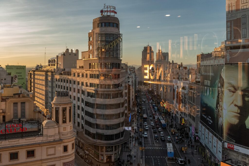 Descubre por qué cada vez más pacientes viajan a Madrid para operarse y qué ventajas ofrece la capital como destino de cirugía estética.